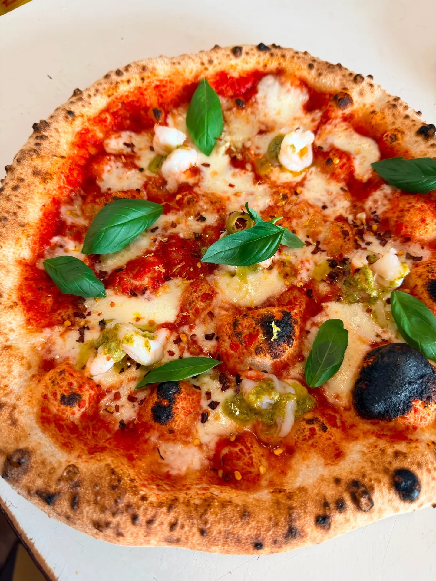 Original Krusto Pizza mit luftigem Rand, Tomate, Basilikum und Käse